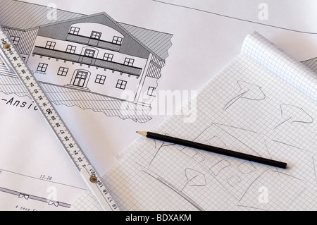 Bauplan mit Lineal, Bleistift, Block und Skizze, detail Stockfoto