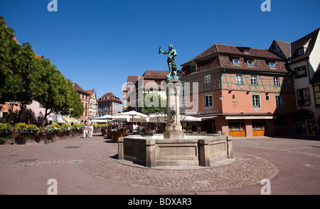 Brunnen mit Baron Lazare de Schwendi, Place de l ' ancienne Douane, Altstadt von Colmar, Elsass, Frankreich, Europa Stockfoto