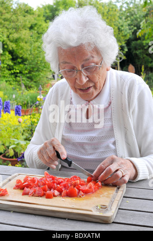 Ältere Frau einen Salat vorbereiten Stockfoto