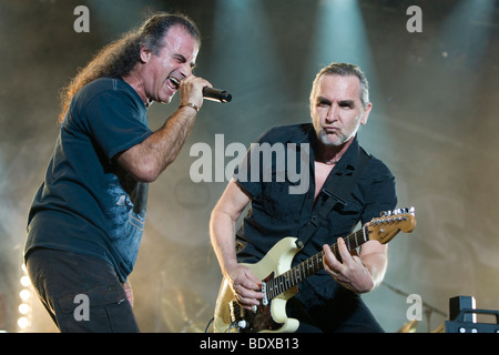 Sänger und Frontmann Marc Storace und Gitarrist Fernando von Arb der Schweizer Rockband Krokus live in der Magic Night an der er Stockfoto