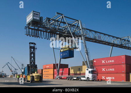 Container Terminal Bonn, Portalkran, die Verladung von Containern auf LKW, Arbeitnehmer stehen neben eines Container-Gabelstaplers bei der fron Stockfoto