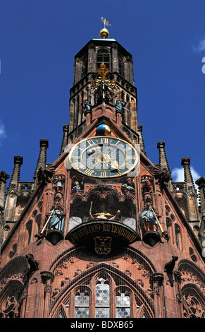 Turm-Uhr mit der "Maennleinlaufen", "running Herren" an der Frauenkirche Frauenkirche, Gothic, ca. 1355, Nürnberg, Mi Stockfoto