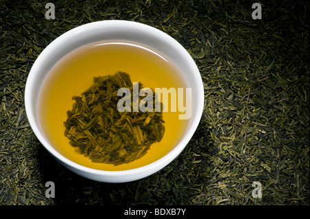 Grüner Tee in der Tee-Schale auf trockenen Longjing Tee, chinesische Longjing Tee Stockfoto