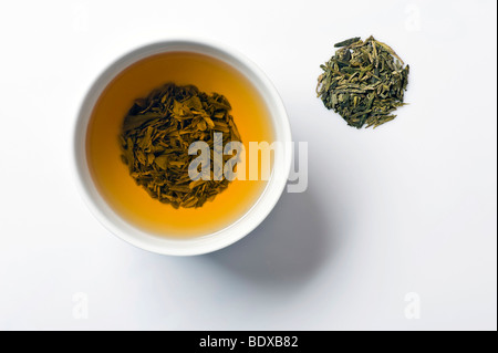 Grüner Tee in der Tee-Schale mit trockenen Longjing Tee, chinesische Longjing Tee Stockfoto