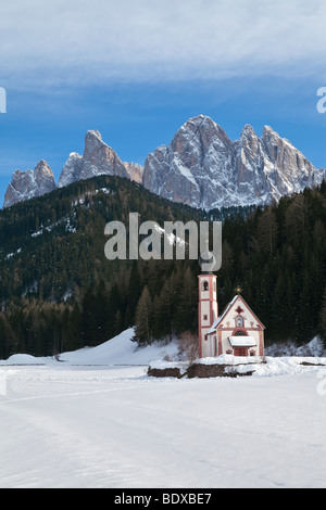 Winterlandschaft von St Johann Church, Ranui in Villnoss, Val di Funes, Dolomiten, Trentino-Südtirol, Tirol, Italien Stockfoto