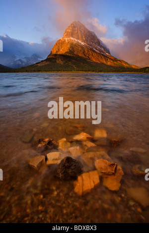 Swiftcurrent Lake Sunrise, Glacier Nationalpark Stockfoto