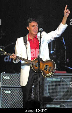 PAUL McCARTNEY auf die USA-Rundreise an der Pfeilspitze Teich von Anaheim, California, am 5. Mai 2002 Stockfoto