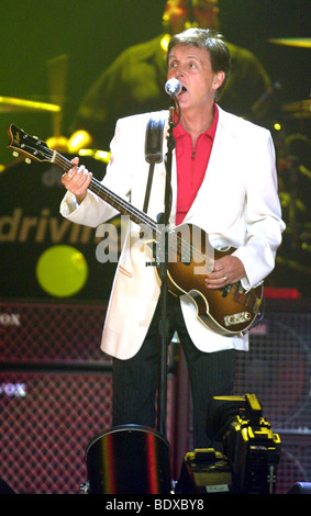 PAUL McCARTNEY auf die USA-Rundreise an der Pfeilspitze Teich von Anaheim, California, am 5. Mai 2002 Stockfoto