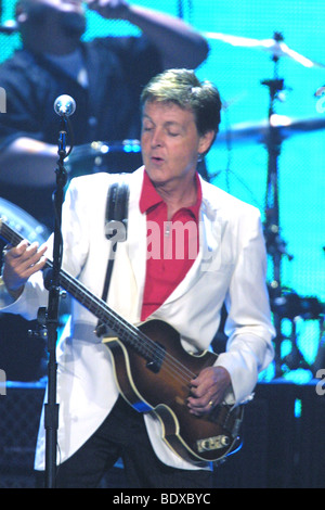 PAUL McCARTNEY auf die USA-Rundreise an der Pfeilspitze Teich von Anaheim, California, am 5. Mai 2002 Stockfoto