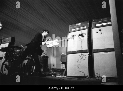 DIE WHO - Pete Townshend zertrümmert seine Gitarre & Amp beim Windsor Jazz & Blues Festival, Windsor Racecourse, Samstag, 30. Juli 1966 Stockfoto