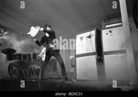 DIE WHO - Pete Townshend zertrümmert seine Gitarre & Amp beim Windsor Jazz & Blues Festival, Windsor Racecourse, Samstag, 30. Juli 1966 Stockfoto