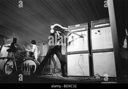 DIE WHO - Pete Townshend zertrümmert seine Gitarre & Amp beim Windsor Jazz & Blues Festival, Windsor Racecourse, Samstag, 30. Juli 1966 Stockfoto