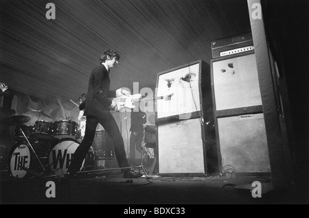 DIE WHO - Pete Townshend zertrümmert seine Gitarre & Amp beim Windsor Jazz & Blues Festival, Windsor Racecourse, Samstag, 30. Juli 1966 Stockfoto