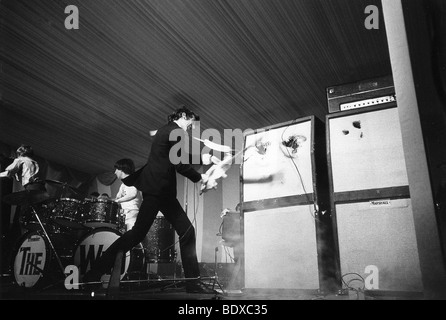 DIE WHO - Pete Townshend zertrümmert seine Gitarre & Amp beim Windsor Jazz & Blues Festival, Windsor Racecourse, Samstag, 30. Juli 1966 Stockfoto