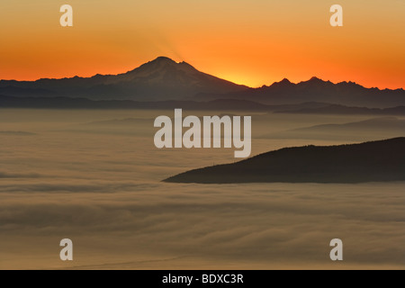 Sonnenaufgang über den Mt. Baker und Puget sound Stockfoto