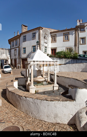 Fonte da Vila (Stadtbrunnen) in das jüdische Viertel von Castelo de Vide, Portugal. Brunnen aus dem 16. Jahrhundert. Stockfoto