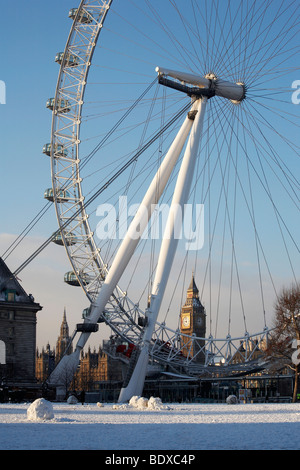 LONDON: BIG BEN UND LONDON EYE IM SCHNEE Stockfoto