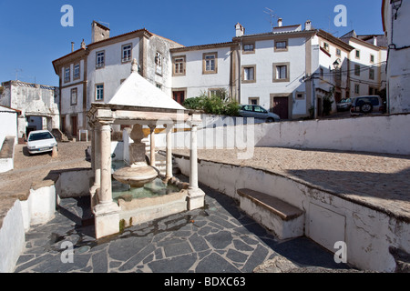 Fonte da Vila (Stadtbrunnen) in das jüdische Viertel von Castelo de Vide, Portugal. Brunnen aus dem 16. Jahrhundert. Stockfoto