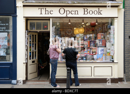 Zwei Frauen außerhalb Buchladen namens "Open Book", Richmond-upon-Thames, London, England, UK Stockfoto