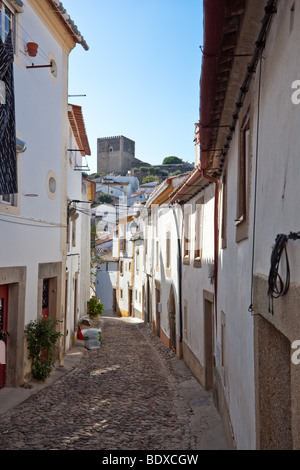 Mittelalterliche Straße in Castelo de Vide, Alentejo, Portugal. Diese Straße führt zum Schloss. Stockfoto