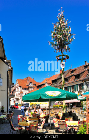 Straßencafé im historischen Zentrum, Gernsbach, Murgtal, Schwarzwald, Baden-Württemberg, Deutschland, Europa Stockfoto