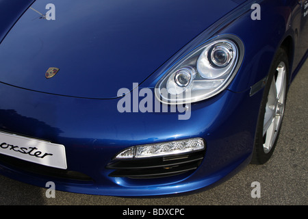 Vorderseite des einen blauen Porsche Boxster S Stockfoto