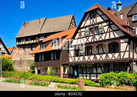 Fachwerkhäuser mit Zehntscheuern Zehntscheune im historischen Zentrum, Gernsbach, Murgtal, Schwarzwald, Baden-Württemberg Stockfoto