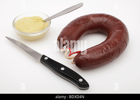 Ring der Blutwurst mit Senf und Messer Stockfoto