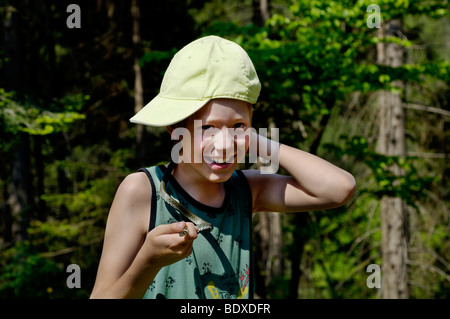 Eleven-Year-Old Boy mit einer Ringelnatter am Hals Stockfoto