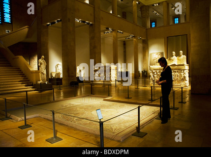 Ein Besucher zum nationalen Museum von Beirut hält sich das Calliope Mosaik der sieben Weisen, die in Baalbek ausgegraben wurde Stockfoto