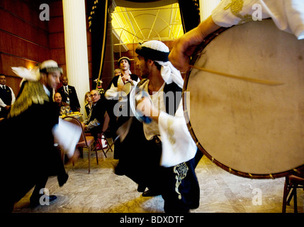 Kostümierte Tänzer und Musiker führen Zaffe, einem traditionellen libanesischen Tanz beliebt bei Hochzeiten, in einem Hotel in Beirut Stockfoto