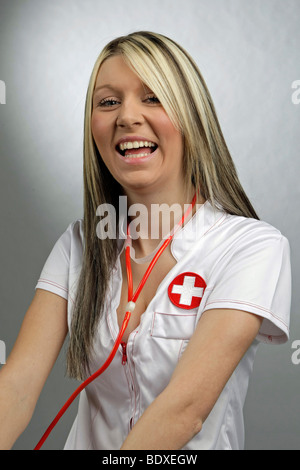 Blonde Mädchen in Krankenschwestern einheitliche lachen Stockfoto