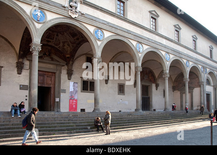 Findelhaus, entworfen von Brunelleschi in Piazza Santissima Annunziata, Florenz, Toskana Italien Stockfoto