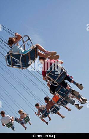 Menschen auf ein Kettenkarussell auf dem Jahrmarkt Stockfoto