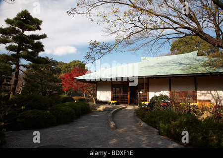 Herbst Blick auf japanische Tee-Haus und Garten Stockfoto