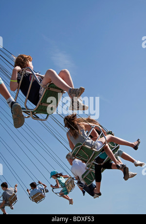 Menschen auf ein Kettenkarussell auf dem Jahrmarkt Stockfoto