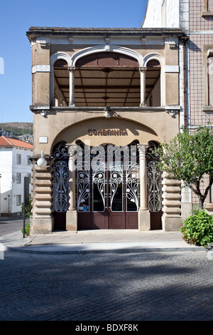 Boutique Sombrinha, ein Jugendstil-Gebäude in Castelo de Vide, Portalegre District, Alto Alentejo, Portugal Stockfoto