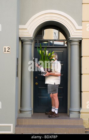 Kurier klingelt an der Tür, um Werke in Fremantle Western Australia zu liefern Stockfoto