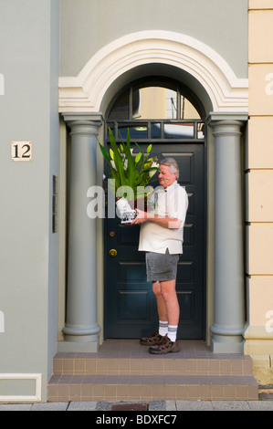 Kurier klingelt an der Tür, um Werke in Fremantle Western Australia zu liefern Stockfoto