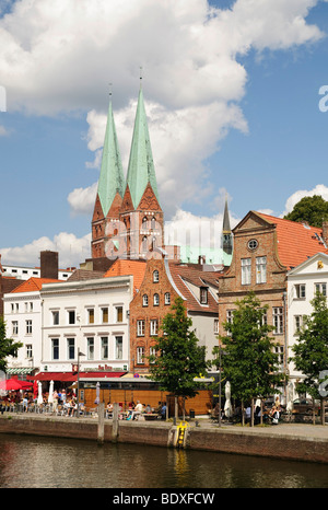 An der oberen Trave in der Rückseite der Kirche Marienkirche, St. Marien Lübeck, Lübeck, Schleswig-Holstein, Deutschland, EUR Stockfoto