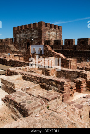 Die Fundamente des Palastes von den Veranden geerdet innerhalb der Mauern der Burg von Silves, in Portugals Algarve Provinz Stockfoto