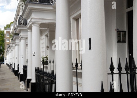 Nummerierte weißen Steinsäulen in Neville Street, Chelsea, London, England, UK Stockfoto