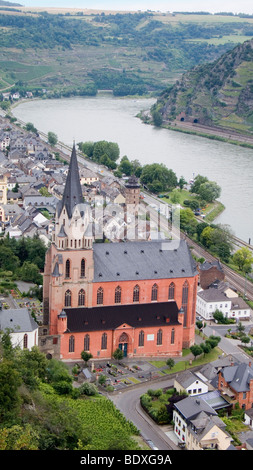 Blick zum Oberewsel mit gotischen Kirche Liebfrauenkirche in das obere Mittelrheintal Stockfoto