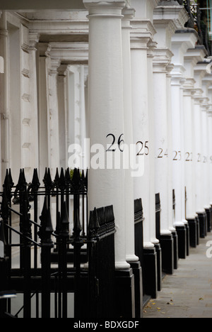 Wiederholen nummerierte weißen Steinsäulen in Neville Street, Chelsea, London, England, UK Stockfoto