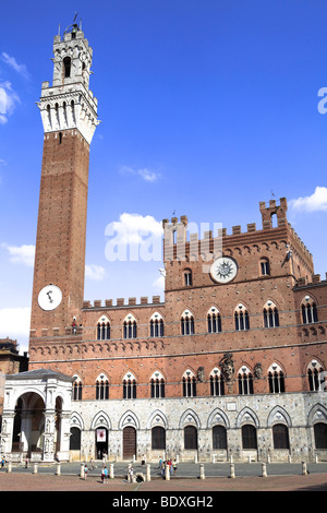 Palazzo Pubblico und Torre del Mangia Turm in Piazza del Campo in Siena, Toskana, Italien Stockfoto