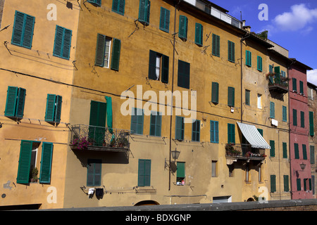 Traditionelle alte Vorderhaus im europäischen Mittelmeerraum (italienischen mittelalterlichen Architektur), Siena, Italien, Europa Stockfoto