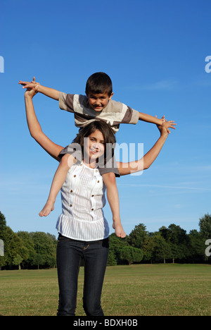 Junge auf Mütter Schultern spielen, Spaß haben Stockfoto