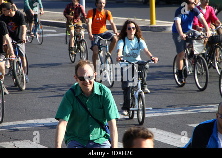 "Kritische Masse" Fahrrad-Parade in Rom, Fahrräder gegen Pkw-Nutzung zu fördern. Stockfoto