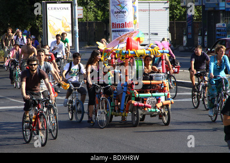 "Kritische Masse" Fahrrad-Parade in Rom, Fahrräder gegen Pkw-Nutzung zu fördern. Stockfoto