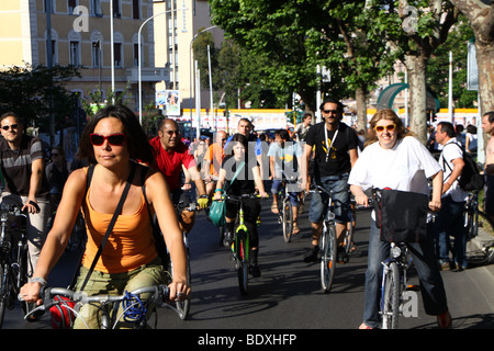 "Kritische Masse" Fahrrad-Parade in Rom, Fahrräder gegen Pkw-Nutzung zu fördern. Stockfoto